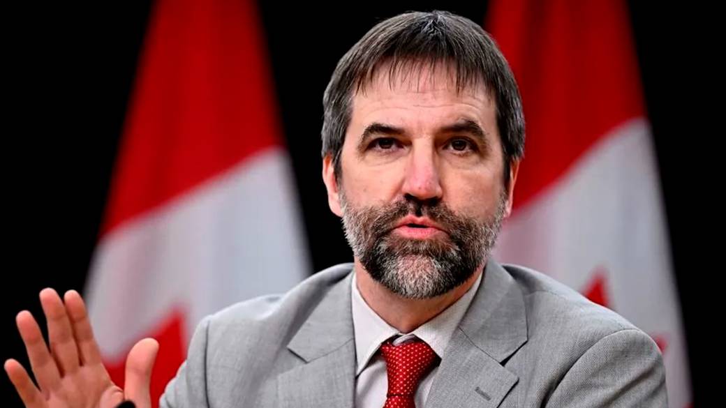 Click to play video: '‘Show me the money, show me your plan’: Guilbeault to premiers opposing carbon price hike'